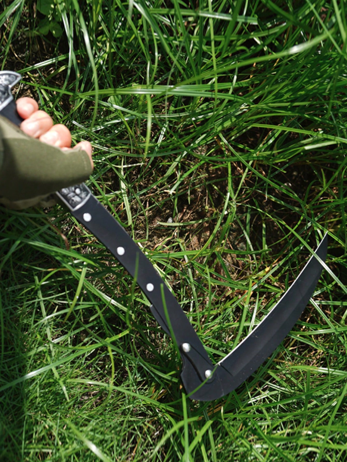 Black Sharp Folding Scythe Gardening Hand Tool, Portable Safety Grass Manual Scythe With Sheath Wooden Handle 2 Sections Gardening Agriculture Lawn Grass Weeder Hand Tool Suitable For Outdoor Camping Fishing Multifunctional Knife,Garden Tools