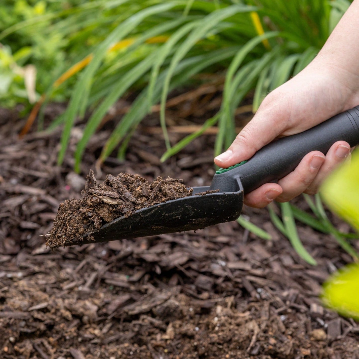 Poly Plastic Landscape And Gardening Trowel, Lightweight And Durable, Ergonomic Handle, Rust-Proof And Weather-Resistant, Ideal For Digging, Planting, And Transplanting